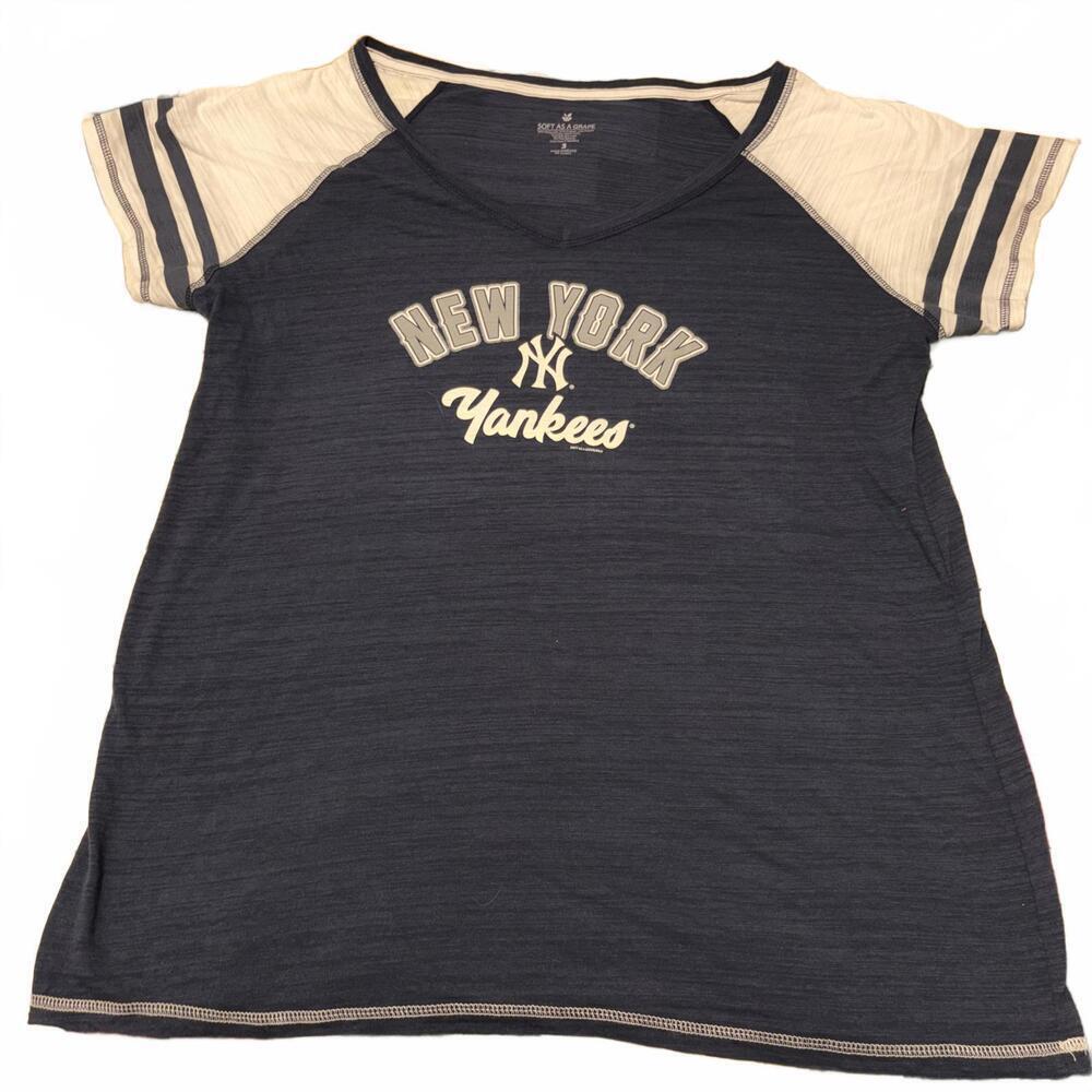 New York Yankees MLB Brand New V-Neck Woman’s T-Shirt Size 3 Baseball Tee Sport